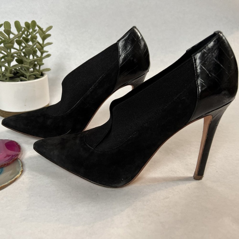 Elie Tahari black pointed toe heel with elastic opening
